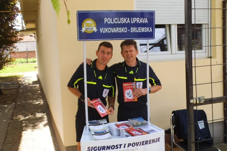 Slika PU_VS/Akcije/Ilok turnir limaca/Preventivno edukativne brošure Nasilje i mladi.jpg